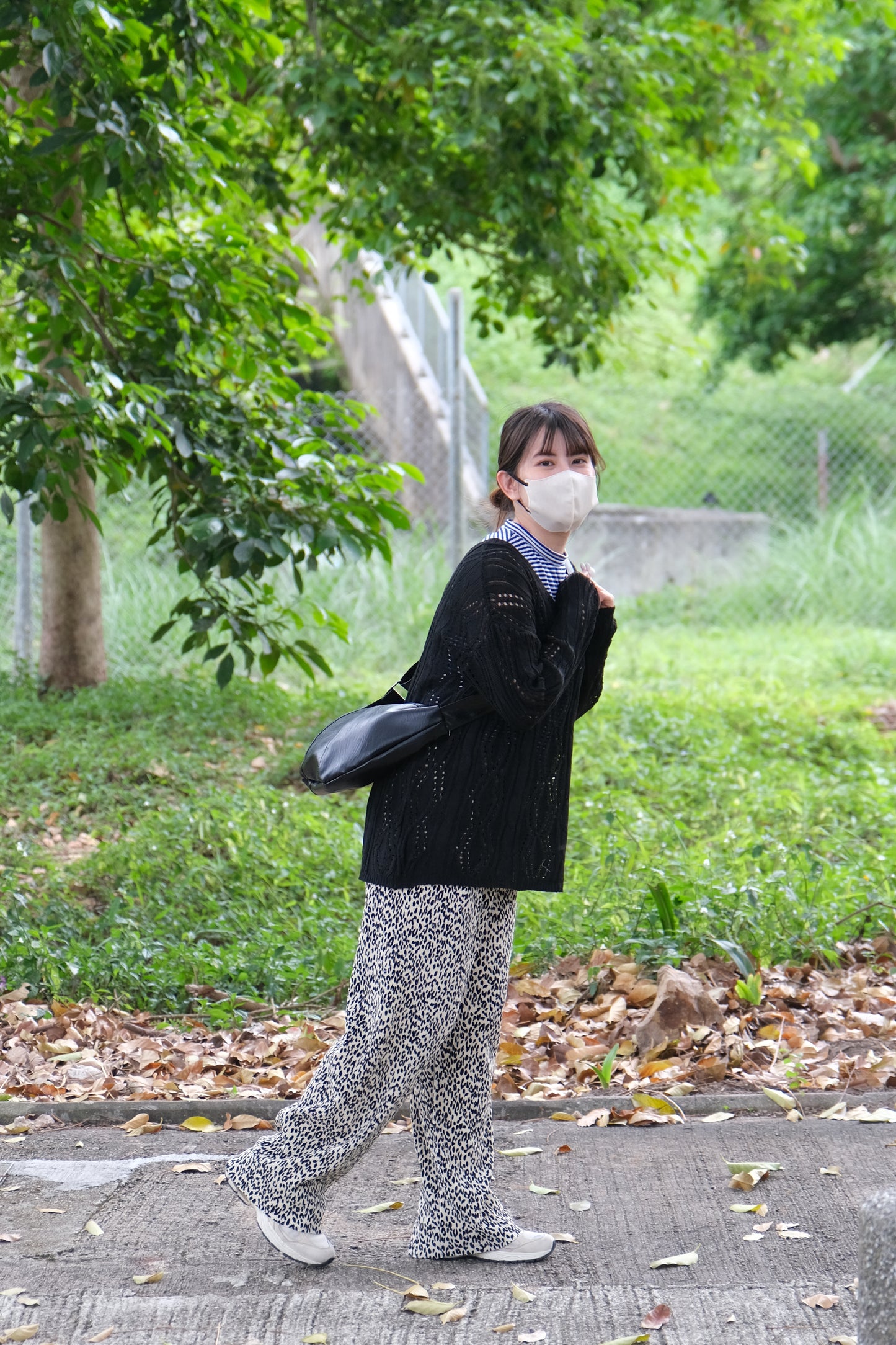 KR V領洞洞針織上衣
