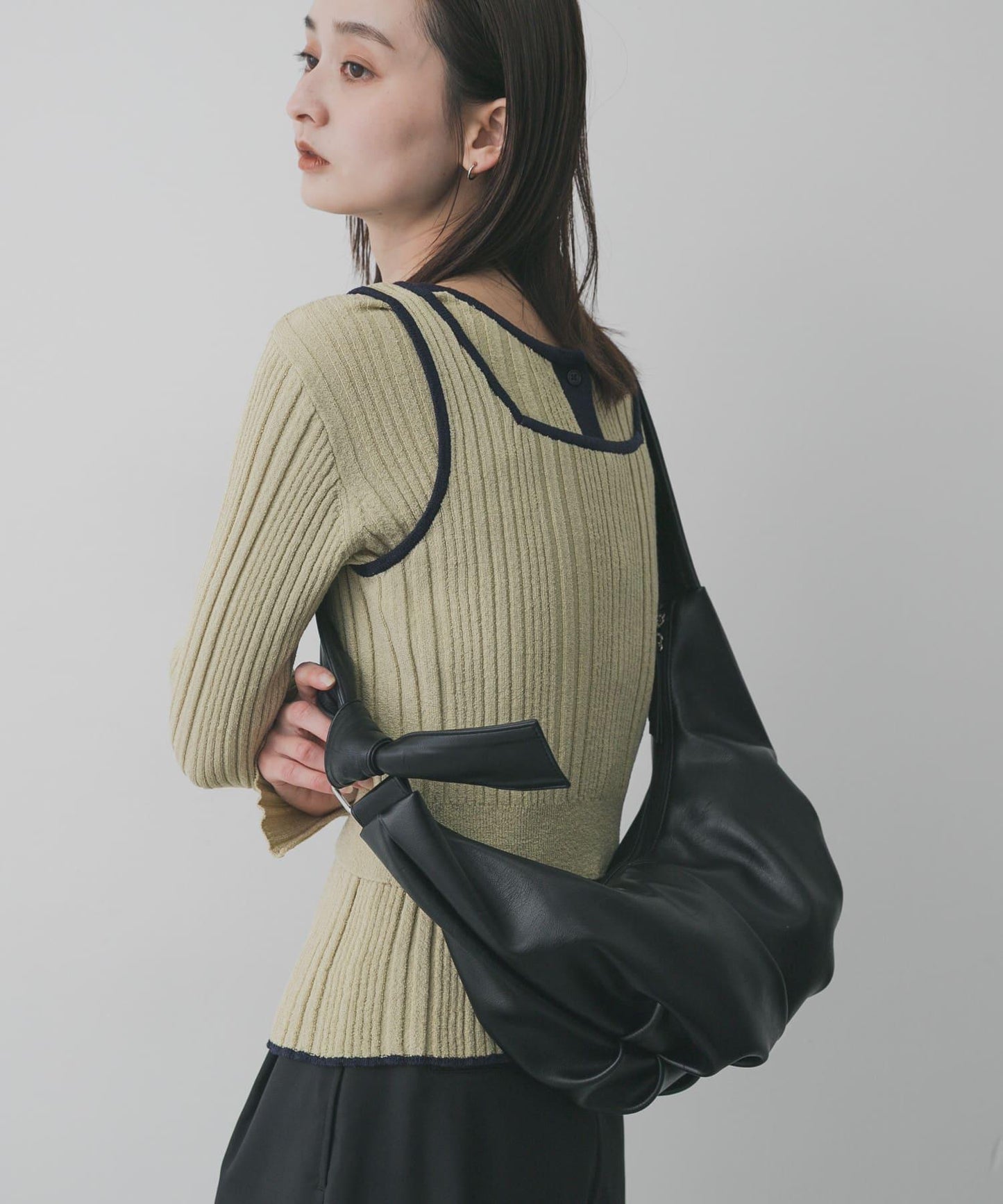 粗肩帶質感牛角包