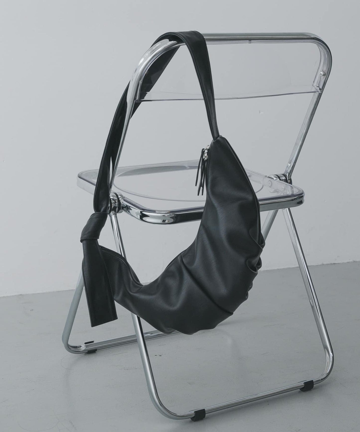 粗肩帶質感牛角包