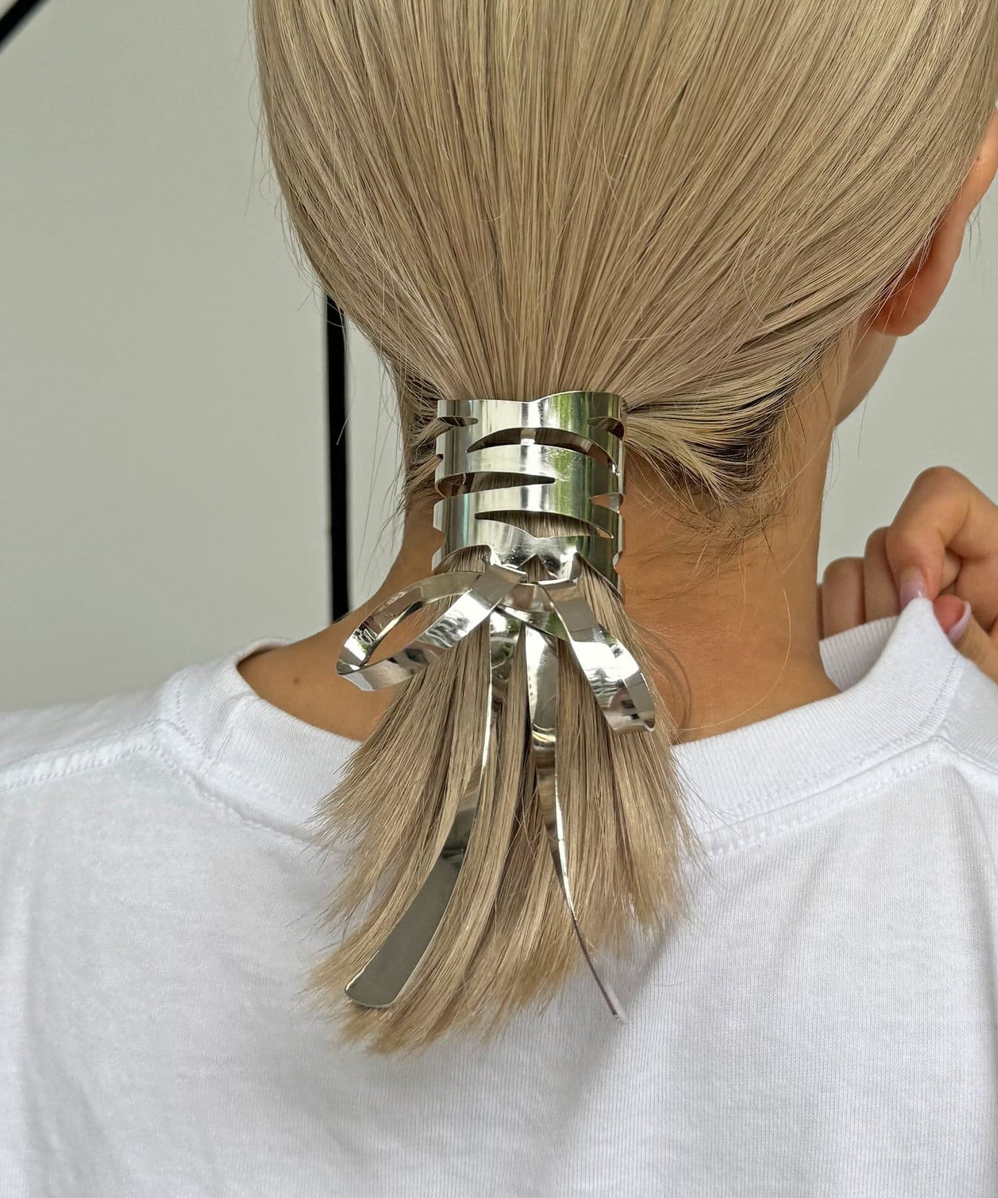Metal ribbon hair clip