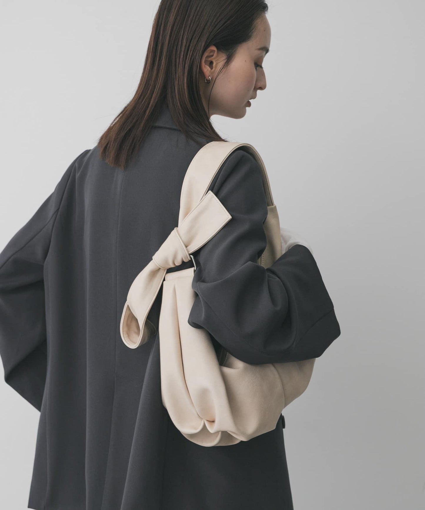 粗肩帶質感牛角包