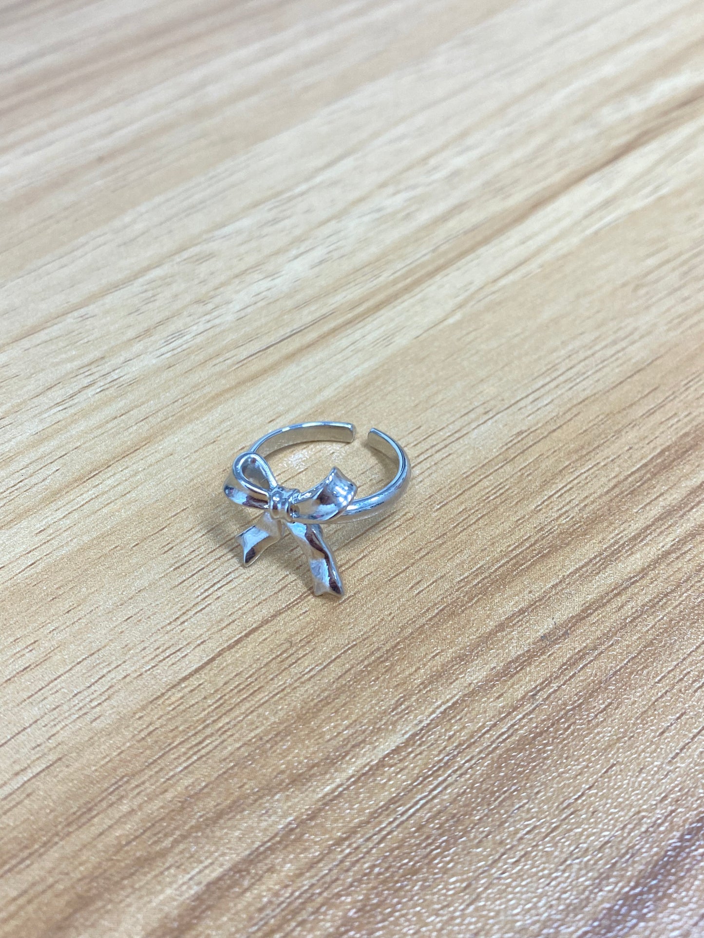 KR ribbon shiny ring