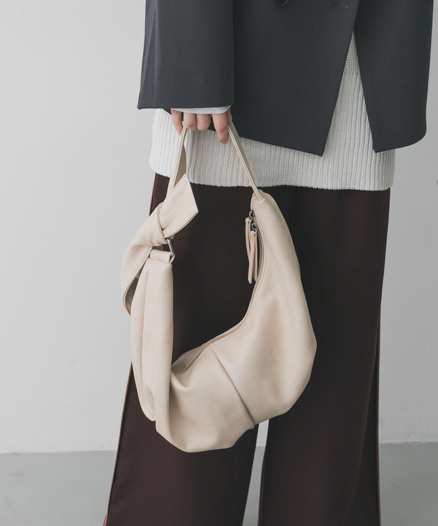 粗肩帶質感牛角包