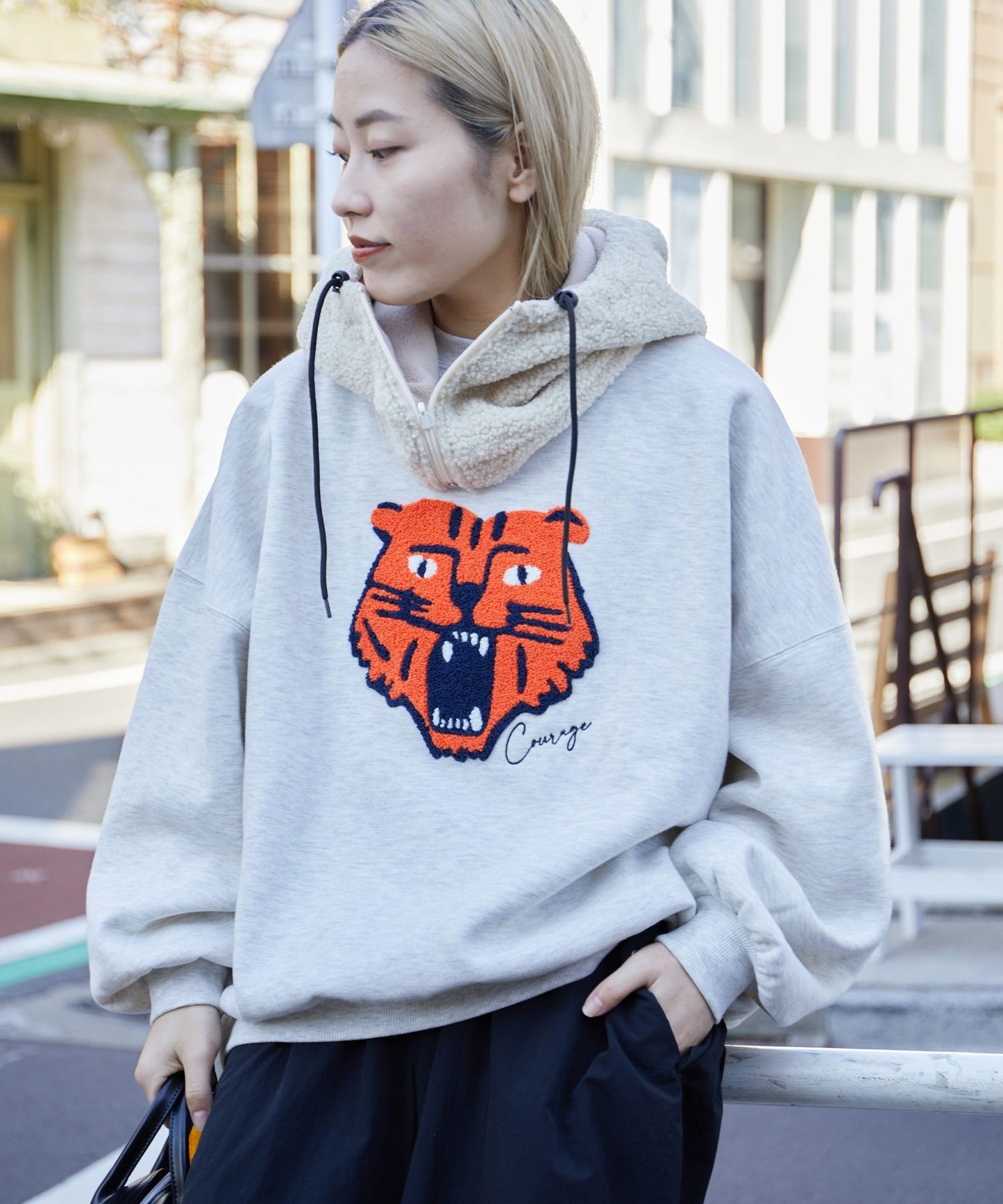 老虎毛毛刺繡sweatshirt